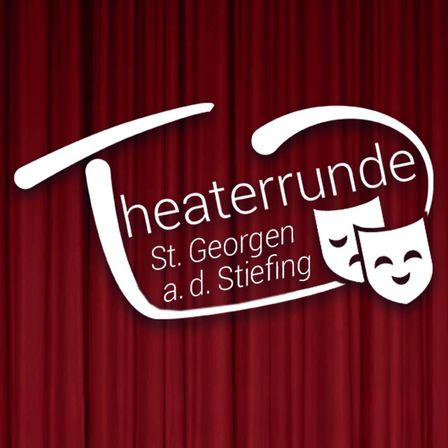 Ein roter Bühnenvorhang mit dem weißen Logo von Theaterrunde St. Georgen a. d. Stiefing, das zwei lächelnde Theatermasken zeigt.