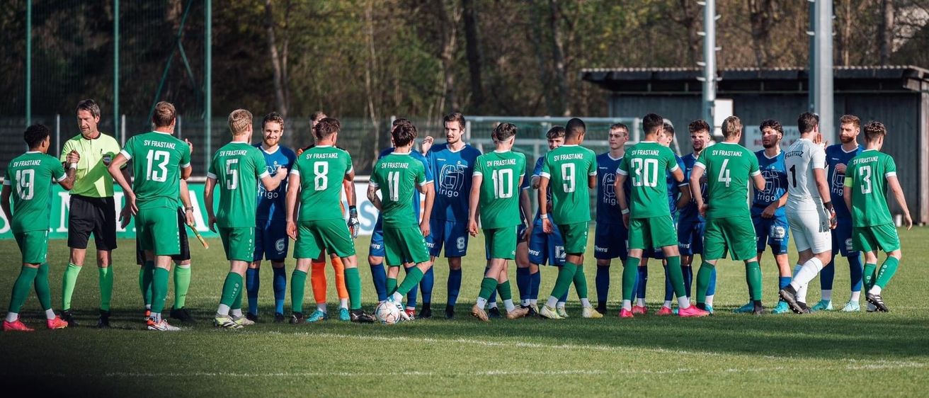 Bild enthält, People, Person, Team, Clothing, Footwear, Shoe, Soccer, Soccer Ball, Sport, Groupshot