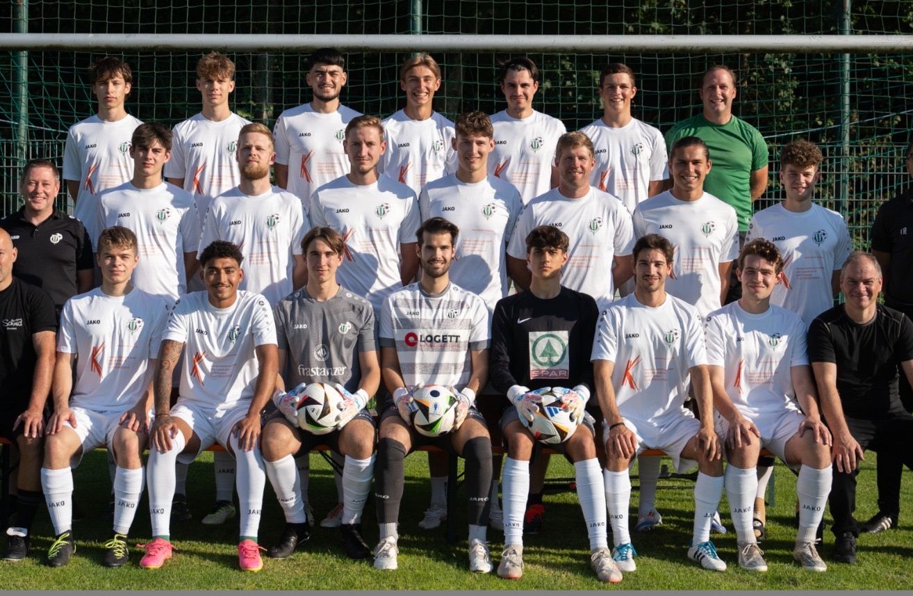 Bild enthält, People, Person, Team, Groupshot, Soccer Ball, Rugby Ball, Adult, Male, Man, T-Shirt