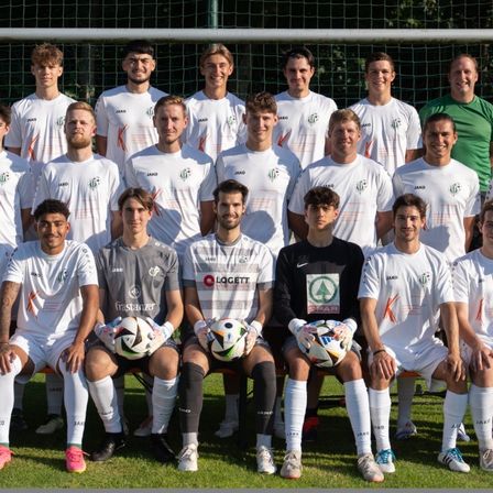 Bild enthält, People, Person, Team, Groupshot, Soccer Ball, Rugby Ball, Adult, Male, Man, T-Shirt