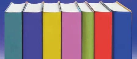 Eine Reihe von sieben Büchern in verschiedenen Farben steht vor einem blauen Hintergrund. Die Bücher sind von links nach rechts geordnet.