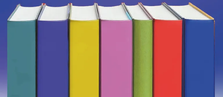 Eine Reihe von sieben Büchern in verschiedenen Farben steht vor einem blauen Hintergrund. Die Bücher sind von links nach rechts geordnet.