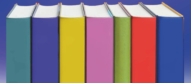 Eine Reihe von sieben Büchern in verschiedenen Farben steht vor einem blauen Hintergrund. Die Bücher sind von links nach rechts geordnet.