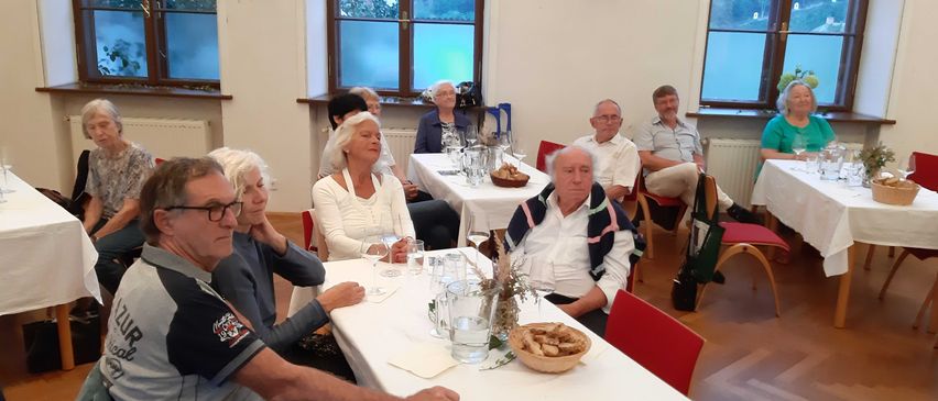 Bild enthält, Dining Room, Dining Table, Indoors, Table, Adult, Female, Person, Woman, Restaurant, Man