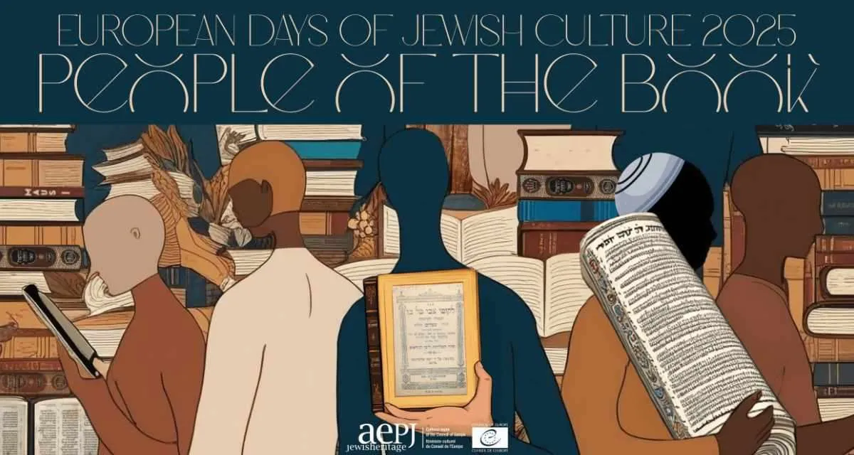 Poster für Europäische Tage der jüdischen Kultur mit einer zentralen Figur, die ein gerahmtes Dokument mit Text und Symbolen hält. Umgebende Figuren beschäftigen sich mit Büchern.