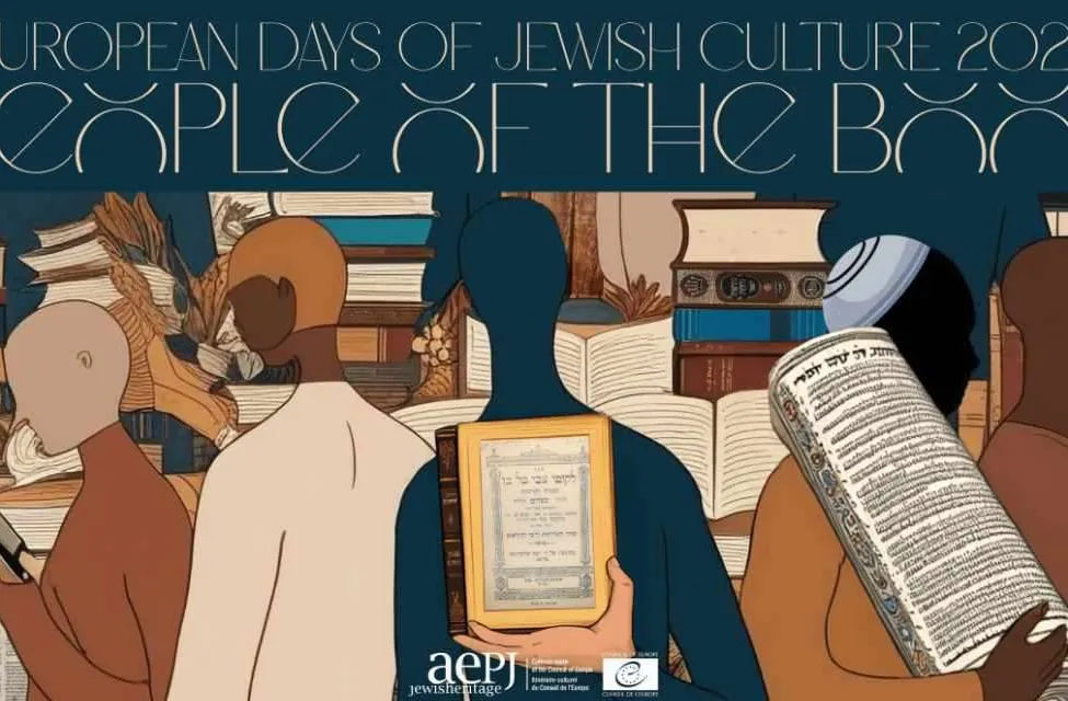 Poster für Europäische Tage der jüdischen Kultur mit einer zentralen Figur, die ein gerahmtes Dokument mit Text und Symbolen hält. Umgebende Figuren beschäftigen sich mit Büchern.