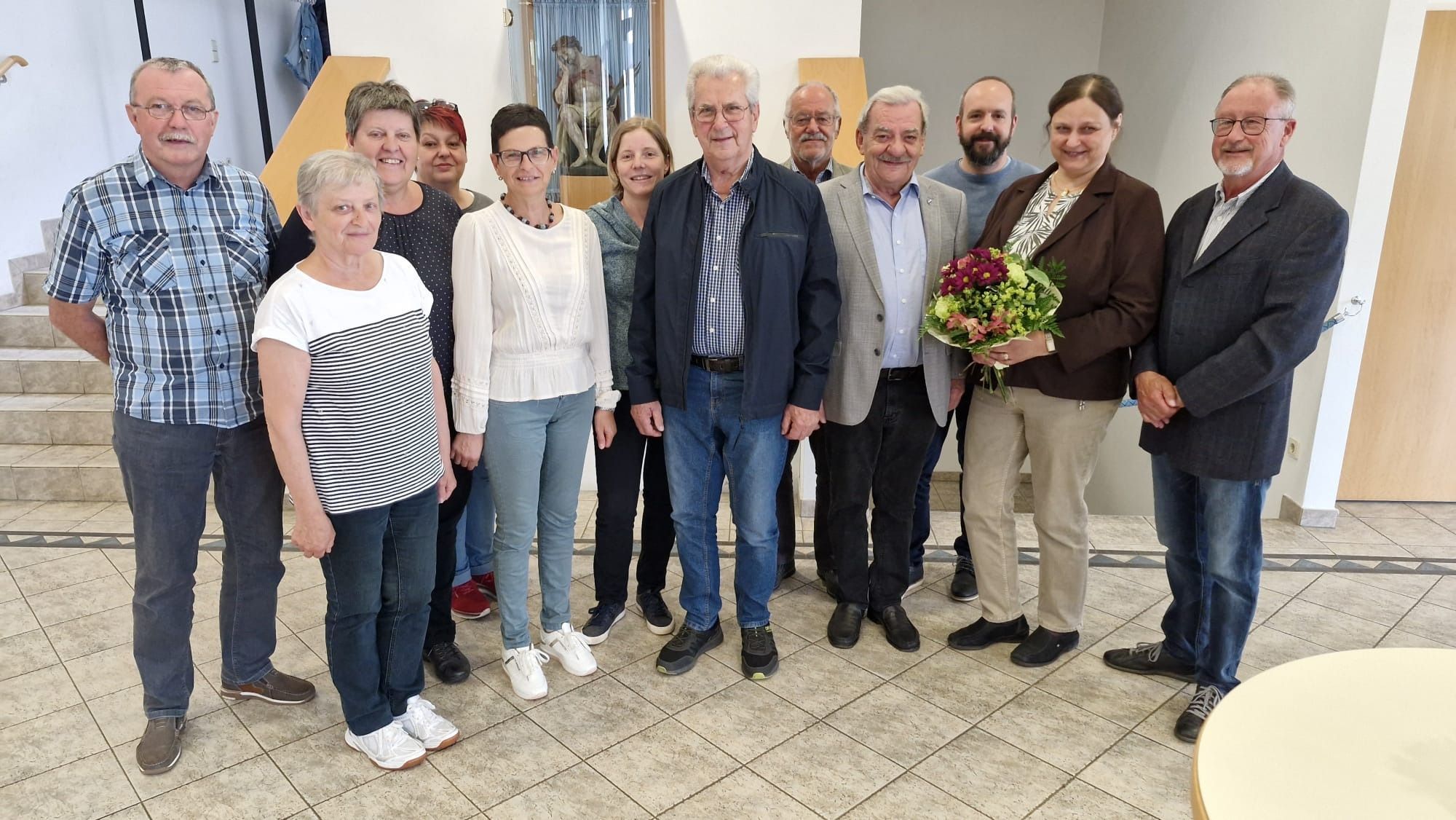 Bild enthält, Flower, Flower Arrangement, Flower Bouquet, Pants, Groupshot, Person, Blazer, Jacket, People, Man