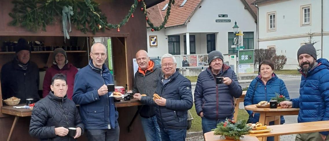 Bild enthält, Plywood, Wood, Urban, People, Person, Pants, Table, Path, Walkway, City