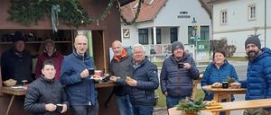 Bild enthält, Plywood, Wood, Urban, People, Person, Pants, Table, Path, Walkway, City
