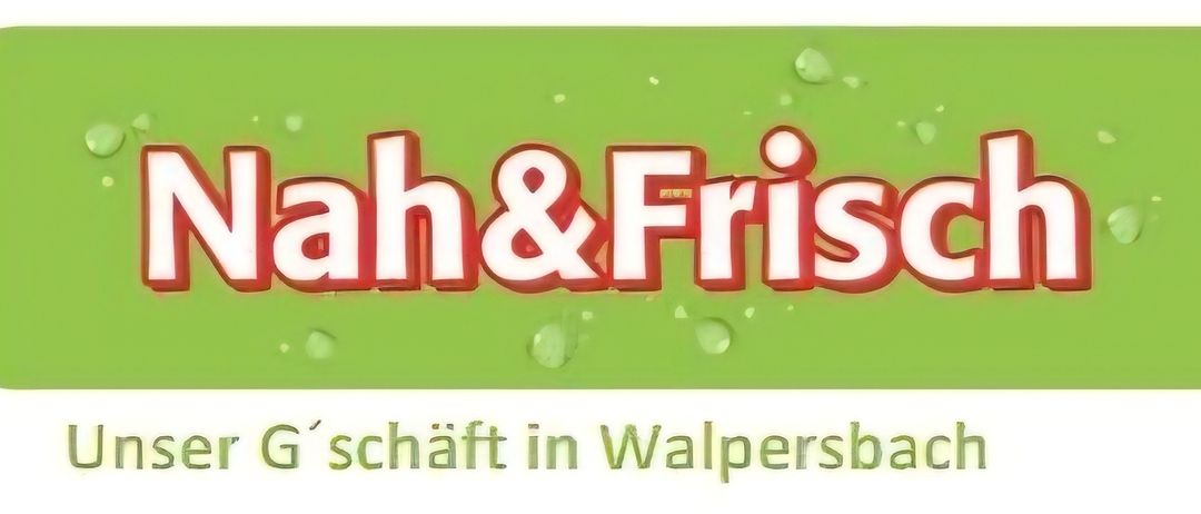 Ein grüner Banner mit dem Text 'h&Frisch' in roten und weißen Buchstaben. Darunter stehen die Worte 'Kraft in Walpersbach' in schwarz. Wassertropfen sind auf dem Banner verstreut.