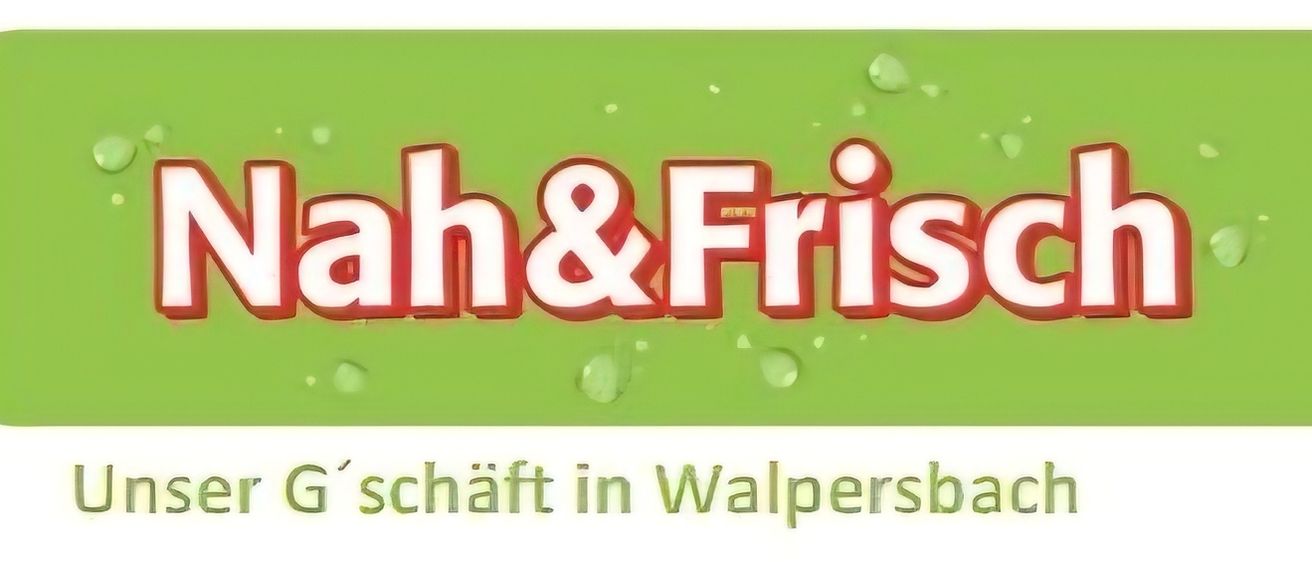 Ein grüner Banner mit dem Text 'h&Frisch' in roten und weißen Buchstaben. Darunter stehen die Worte 'Kraft in Walpersbach' in schwarz. Wassertropfen sind auf dem Banner verstreut.