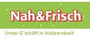 Ein grüner Banner mit dem Text 'h&Frisch' in roten und weißen Buchstaben. Darunter stehen die Worte 'Kraft in Walpersbach' in schwarz. Wassertropfen sind auf dem Banner verstreut.