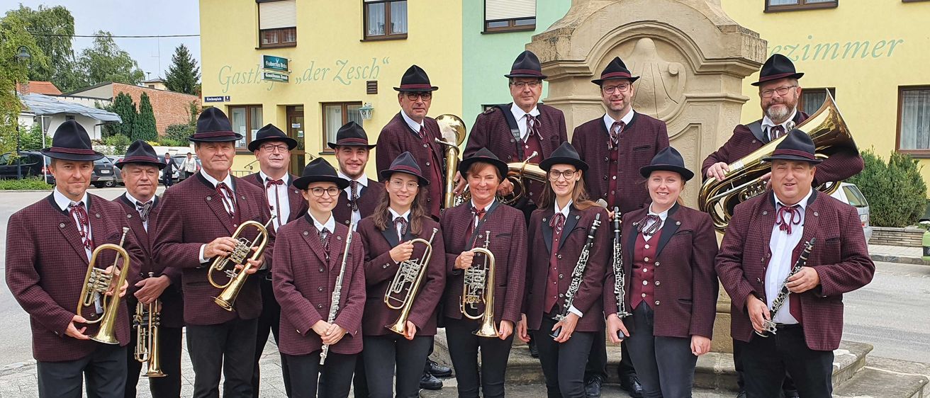 Bild enthält, Group Performance, Music Band, Musical Instrument, Person, People, Adult, Male, Man, Tuba, Coat
