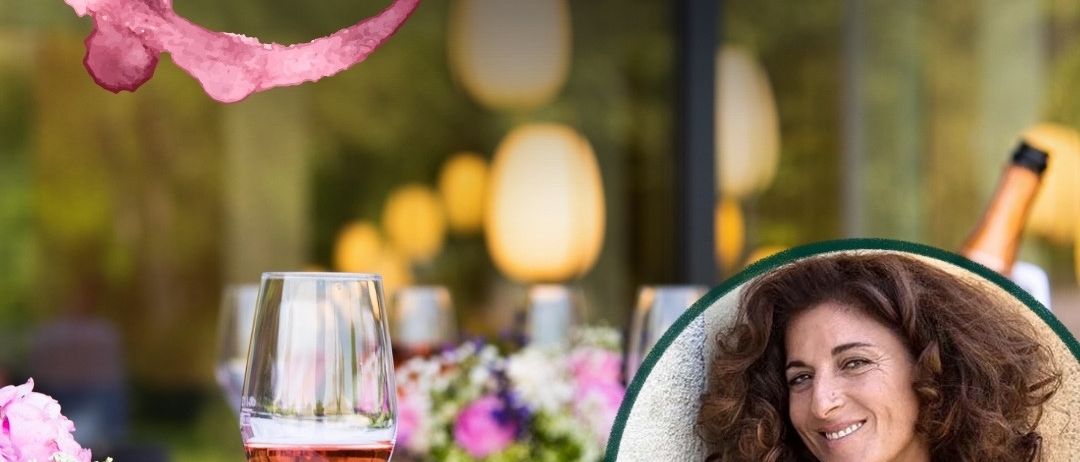 Eine Frau lächelt neben einem Weinglas und Blumen, mit einem Jazz & Wein.KLANG-Veranstaltungsplakat im Hintergrund.