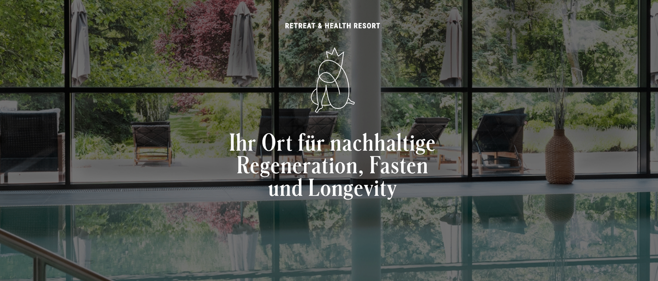 Werbung für ein Gesundheitsresort mit einer Glaswand, die einen Blick auf Bäume und einen Pool zeigt. Es zeigt ein Logo mit Krone und Text auf Deutsch.