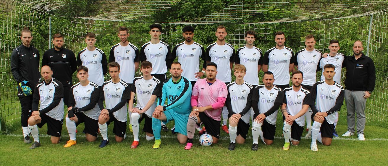 Bild enthält, People, Person, Team, Soccer Ball, Shoe, Glove, Groupshot, Adult, Male, Man