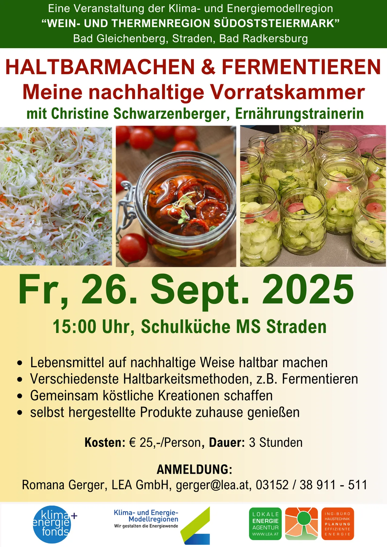 Plakat für einen Workshop zur nachhaltigen Vorratskammer mit Christine Schwarzenberger am 26. September 2025 um 15:00 Uhr. Es zeigt verschiedene Gläser mit eingelegtem Essen. Aktivitäten umfassen nachhaltige Lebensmittelherstellung, Erlernen von Konservierungsmethoden wie Fermentieren und das Genießen selbstgemachter Kreationen. Die Kosten betragen 25 € pro Person und dauern 3 Stunden.