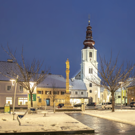Bild enthält, Building, Spire, City, Neighborhood, Clock Tower, Road, Street, Urban, Car, Metropolis