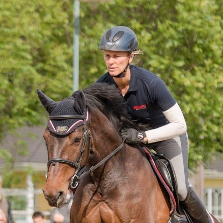 Bild enthält, Adult, Male, Man, Person, Animal, Horse, Horseback Riding, Mammal, Helmet, Face