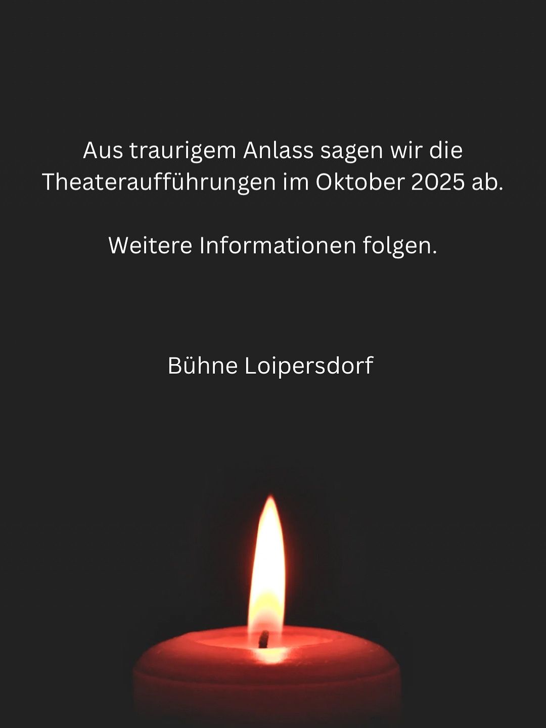 Ein schwarzer Hintergrund zeigt eine brennende Kerze und Text, der lautet: 'Aus traurigem Anlass sagen wir die Theateraufführungen im Oktober 2025 ab. Weitere Informationen folgen. Bühne Loipersdorf.'