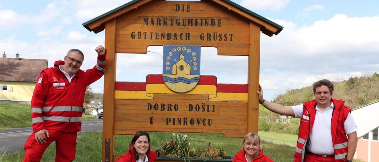 Bild enthält, Grass, Shelter, People, Person, Portrait, Lifejacket, Vest, Adult, Male, Man