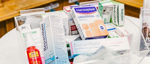 Bild enthält, Cabinet, Furniture, First Aid, Bandage