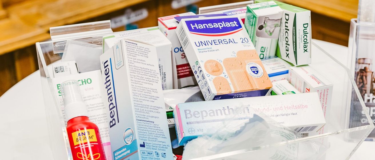 Bild enthält, Cabinet, Furniture, First Aid, Bandage