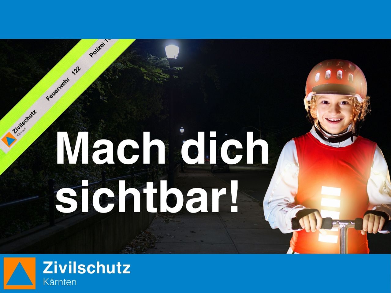 Ein Junge, der einen Helm und eine Warnweste trägt, fährt nachts mit einem Roller auf einem Bürgersteig. Der Text 'Mach dich sichtbar!' ist in großen Buchstaben angezeigt. Im Hintergrund ist ein Polizeiband sichtbar.