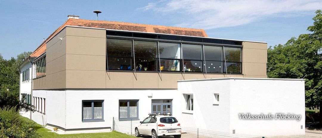 Bild enthält, Architecture, Building, House, Housing, Villa, Car, Garage, Indoors, Person, Wheel