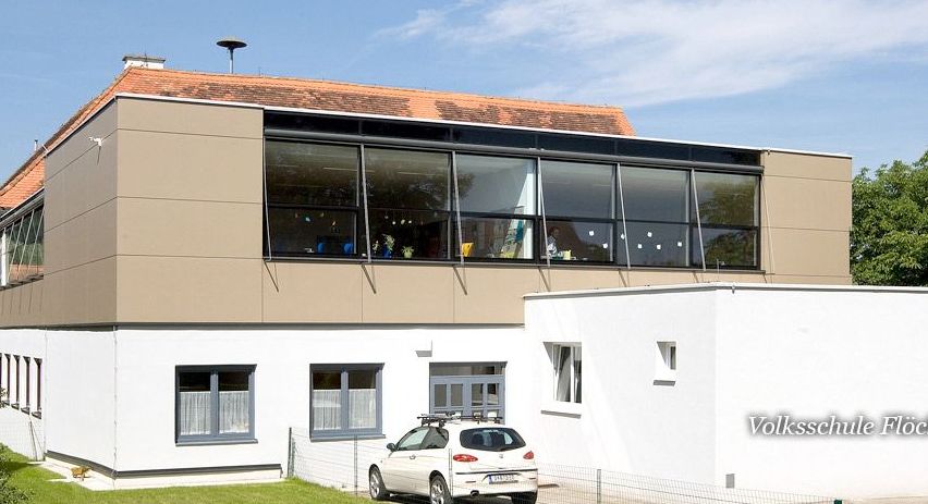 Bild enthält, Architecture, Building, House, Housing, Villa, Car, Garage, Indoors, Person, Wheel