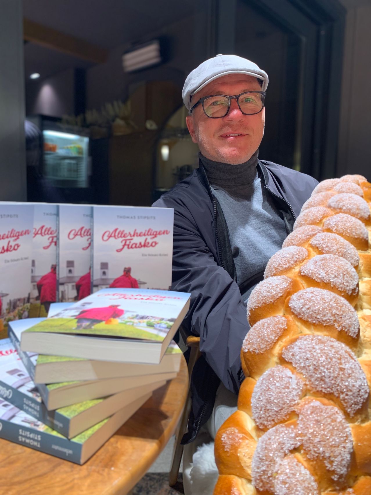 Bild enthält, Bread, Shop, Adult, Male, Man, Person, Glasses, Face, Head, Bun