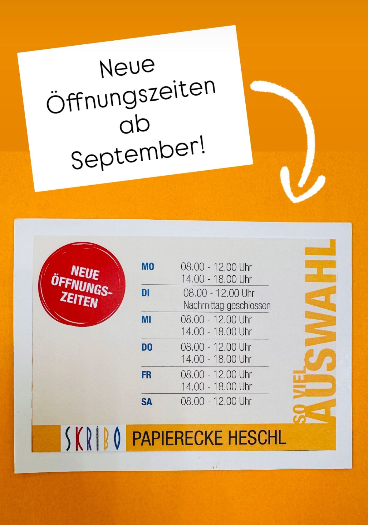Ein Schild auf orangem Hintergrund kündigt neue Öffnungszeiten ab September an. Ein roter kreisförmiger Aufkleber mit weißem Text steht für 'Neue Öffnungszeiten'. Darunter befindet sich eine Tabelle mit Tagen und Uhrzeiten.