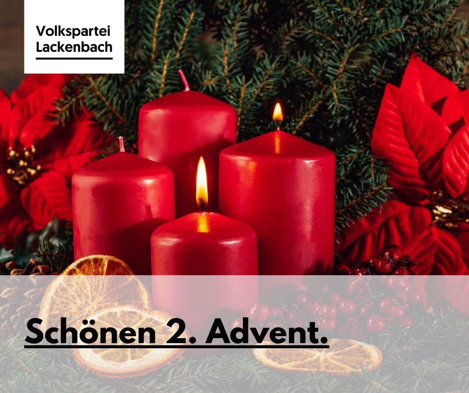 Vier rote Kerzen in einer runden Anordnung brennen, umgeben von Weihnachtsdekorationen, einschließlich roter Blumen und einer Orangenscheibe. Der Text lautet 'Schönen 2. Advent.' Das Bild hat einen weißen Rand.