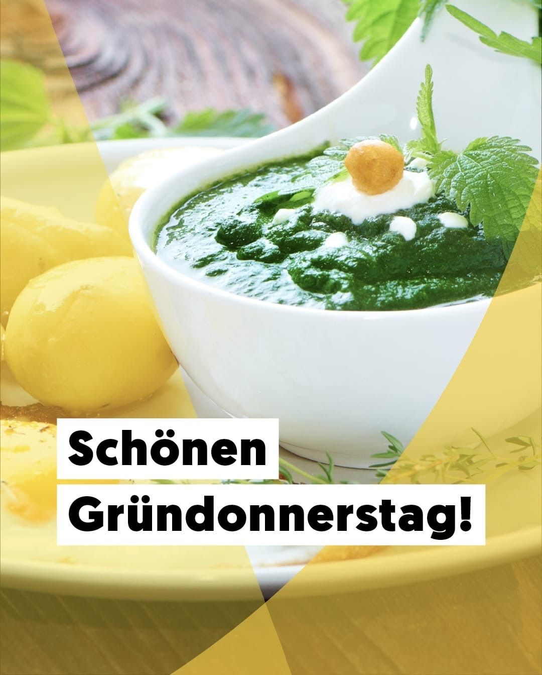 Eine Schüssel grüner Spinatsuppe mit Sahnehäufchen auf einem Teller mit Kartoffeln. Der Text 'Schon Gründonnerstag!' steht in weiß.