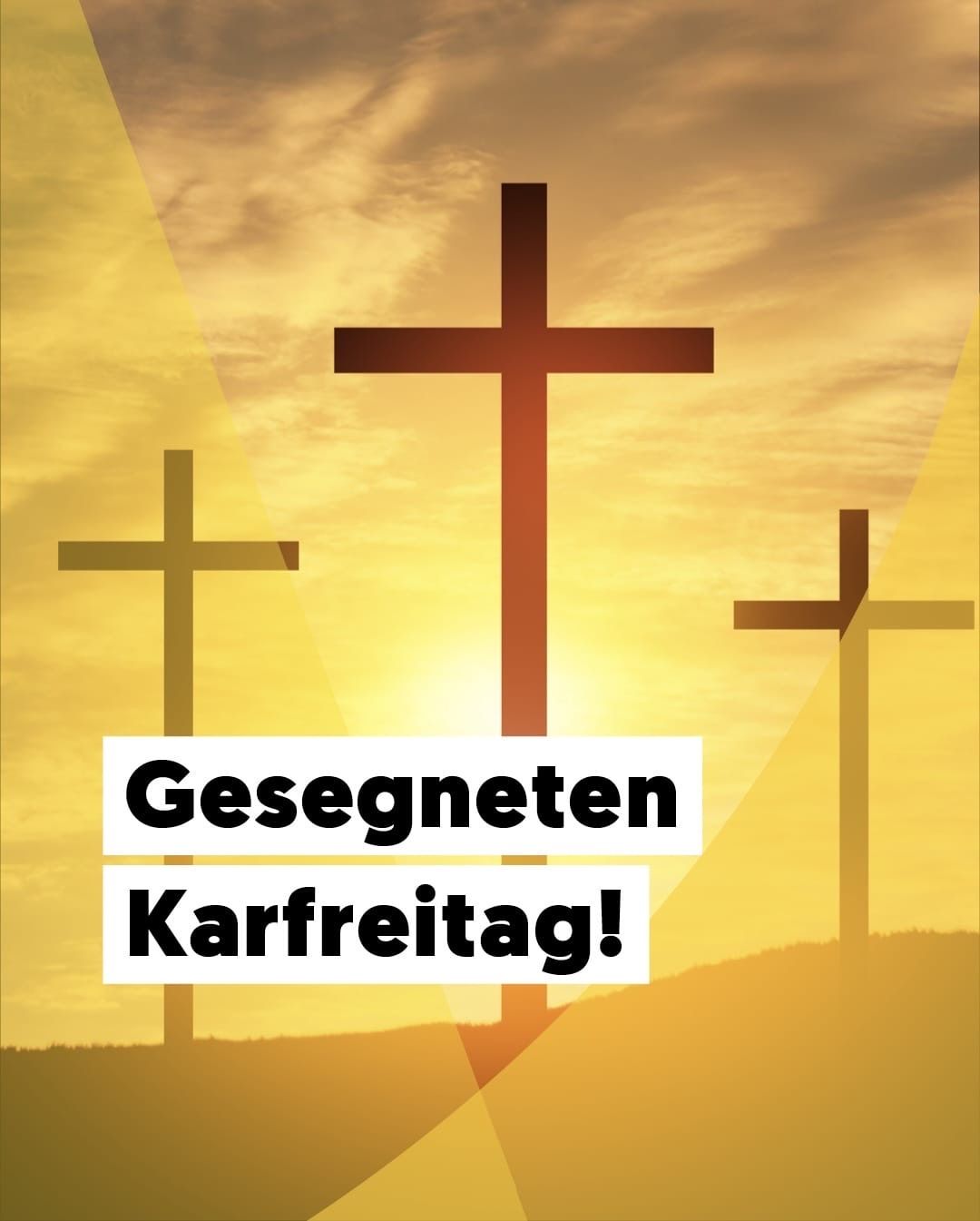 Drei Kreuze vor einem Sonnenuntergang mit den Worten 'Gesegneten Karfreitag!' darunter angezeigt.