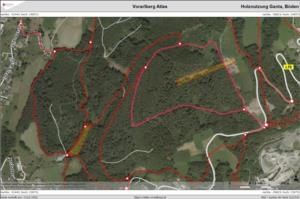 Eine Karte zeigt verschiedene in Rot markierte Wege in einer grünen Landschaft. Die Wege sind miteinander verbunden und über das Gelände verteilt. Gelbe Markierungen sind entlang einiger Wege vorhanden.