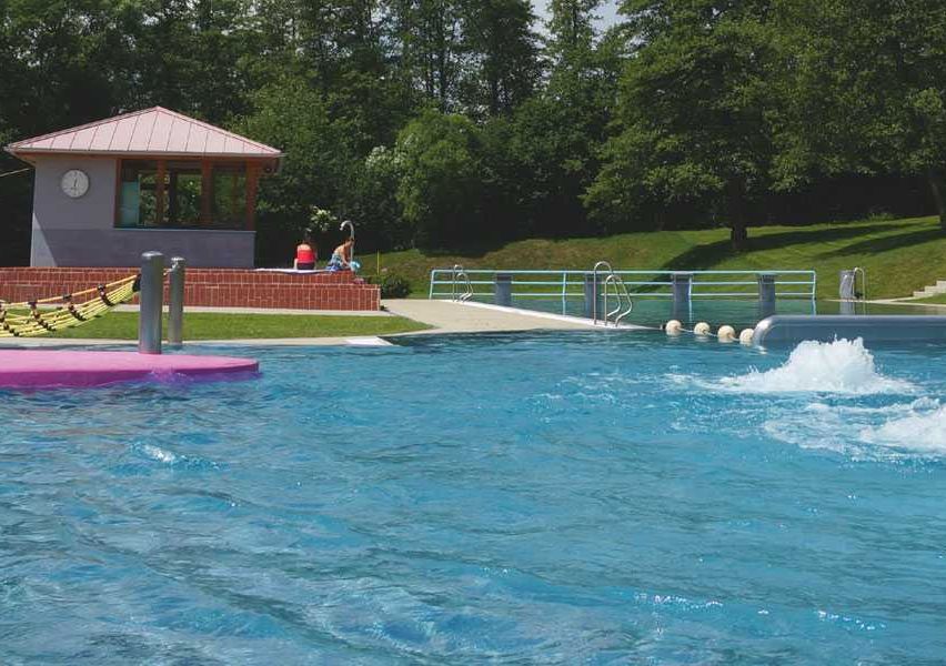 Bild enthält, Hotel, Resort, Nature, Outdoors, Scenery, Pool, Water, Swimming Pool, Person, Grass