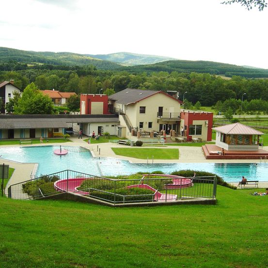 Bild enthält, Hotel, Resort, Villa, Grass, Nature, Outdoors, Scenery, Bench, Person, Pool