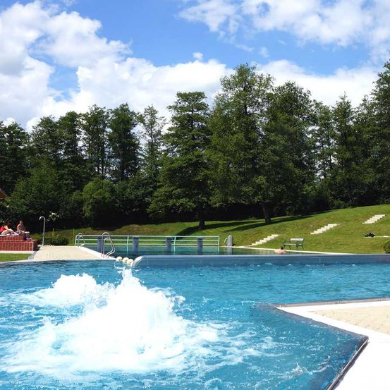 Bild enthält, Nature, Outdoors, Scenery, Hotel, Resort, Pool, Swimming Pool, Water, Person, Villa