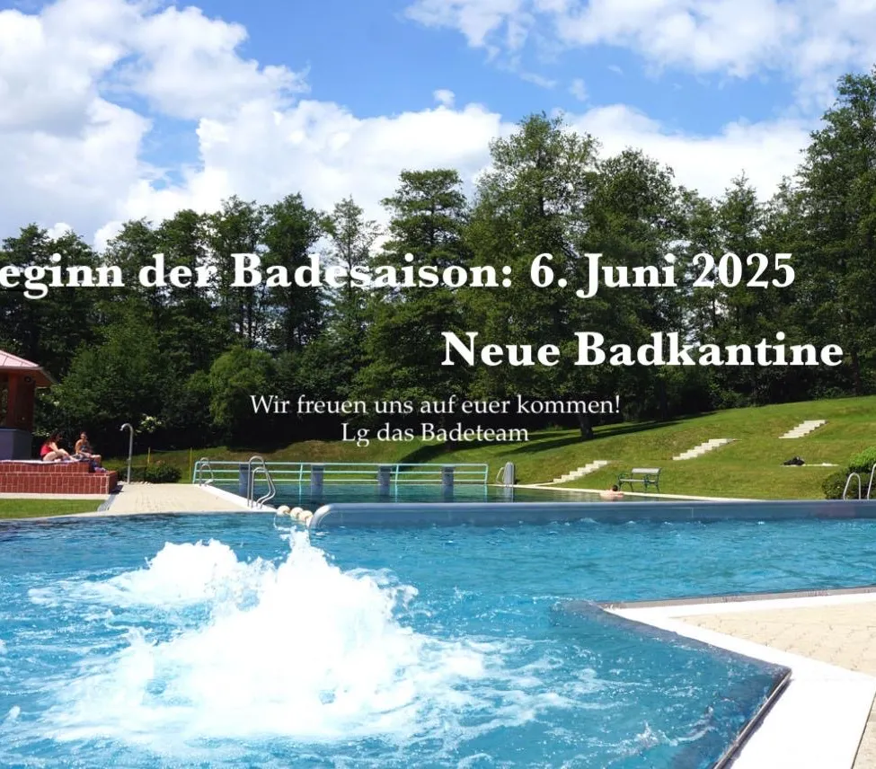 Ein Freibad mit klarem blauem Wasser, umgeben von grünem Rasen und Bäumen. Eine Botschaft oben sagt: 'Start der Badesaison: 6. Juni 2025.'
