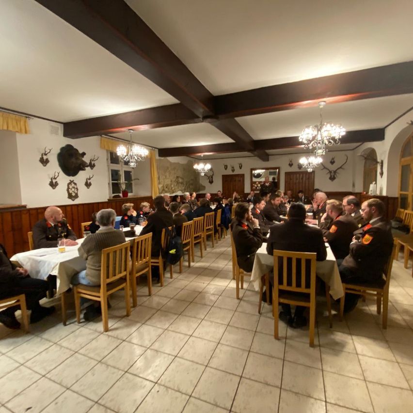 Bild enthält, People, Person, Indoors, Adult, Male, Man, Restaurant, Dining Room, Hall, Chandelier