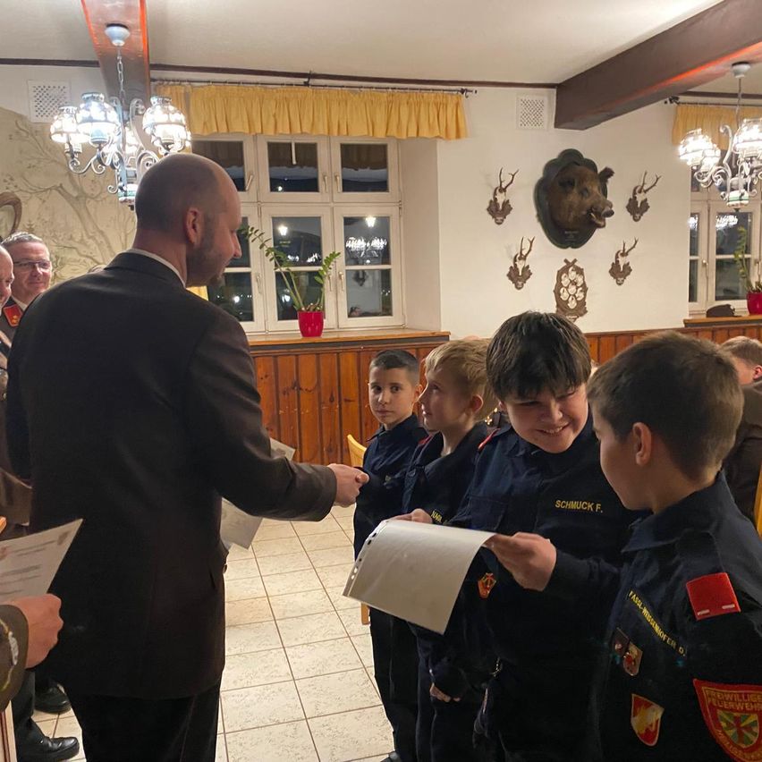 Bild enthält, Adult, Male, Man, Person, Boy, Child, Indoors, Police Officer, Face, Glasses