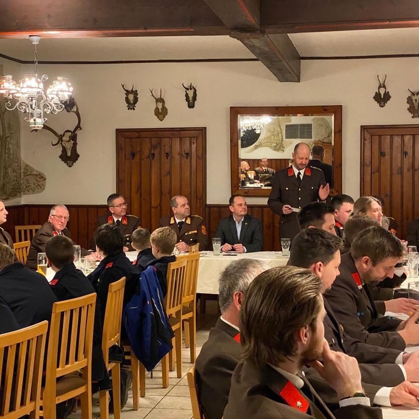 Bild enthält, Indoors, Fun, Hall, Adult, Male, Man, Person, Banquet, Boy, Child