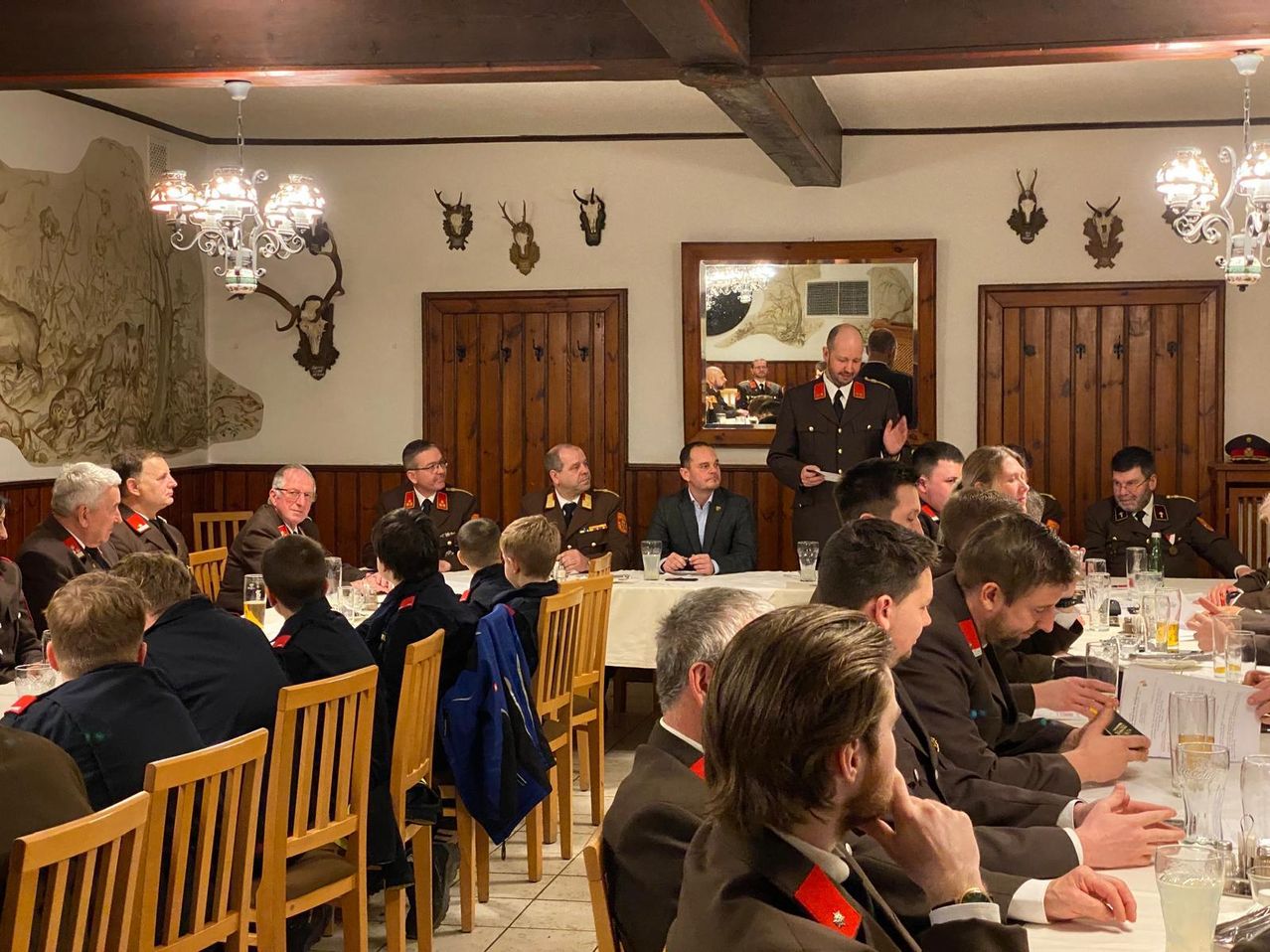 Bild enthält, Indoors, Fun, Hall, Adult, Male, Man, Person, Banquet, Boy, Child