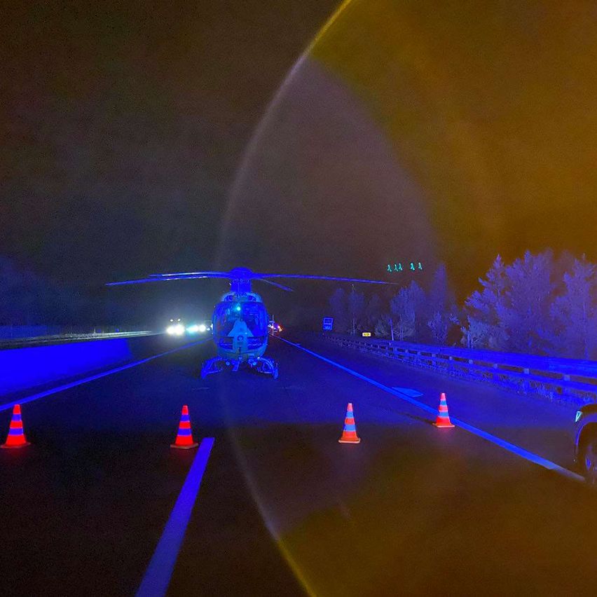 Bild enthält, Road, Aircraft, Helicopter, Transportation, Vehicle, Car, Machine, Wheel