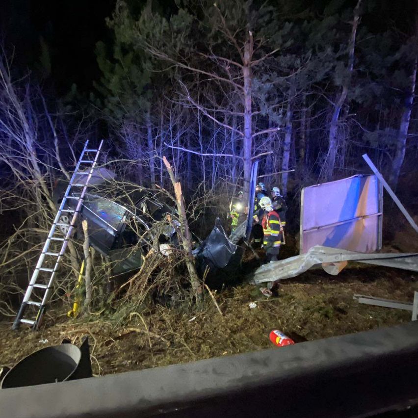 Bild enthält, Architecture, Building, Outdoors, Shelter, Camping, Person, Helmet, Tent, Nature, Night