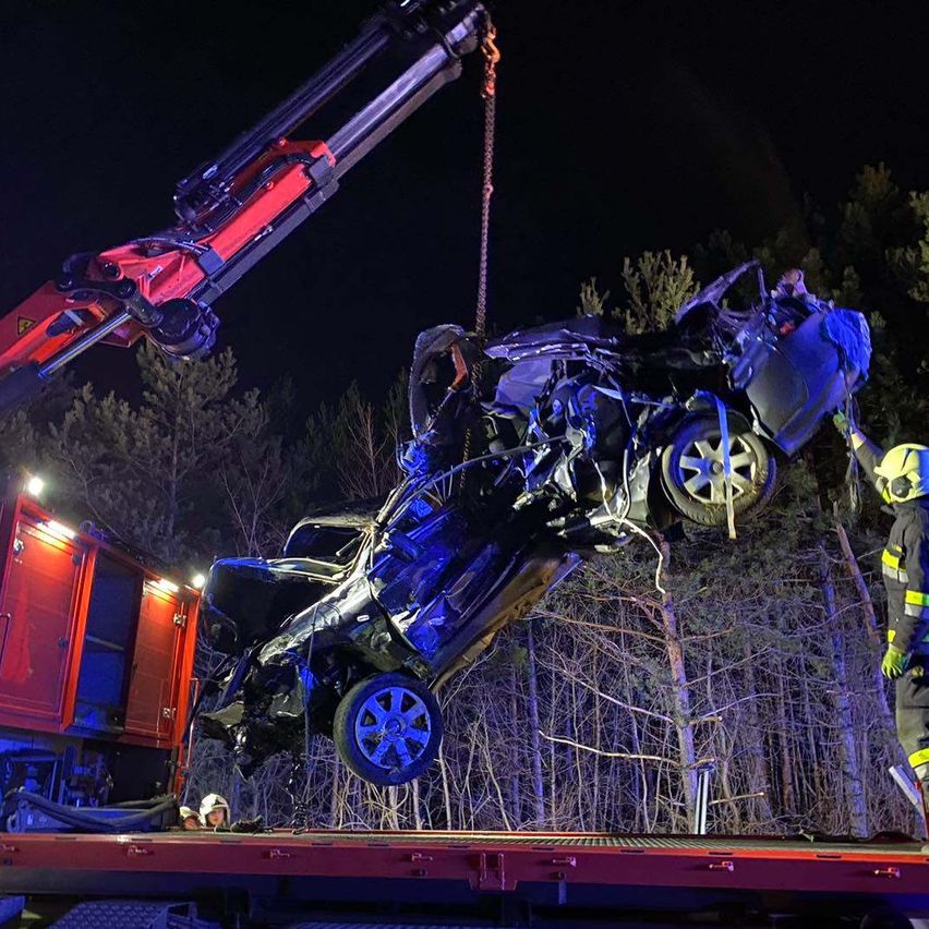 Bild enthält, Person, Machine, Wheel, Gun, Weapon, Clothing, Glove, Helmet, Truck, Vehicle