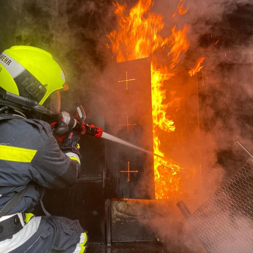 Bild enthält, Extinguishing Fire, Fire, Bonfire, Flame, Helmet