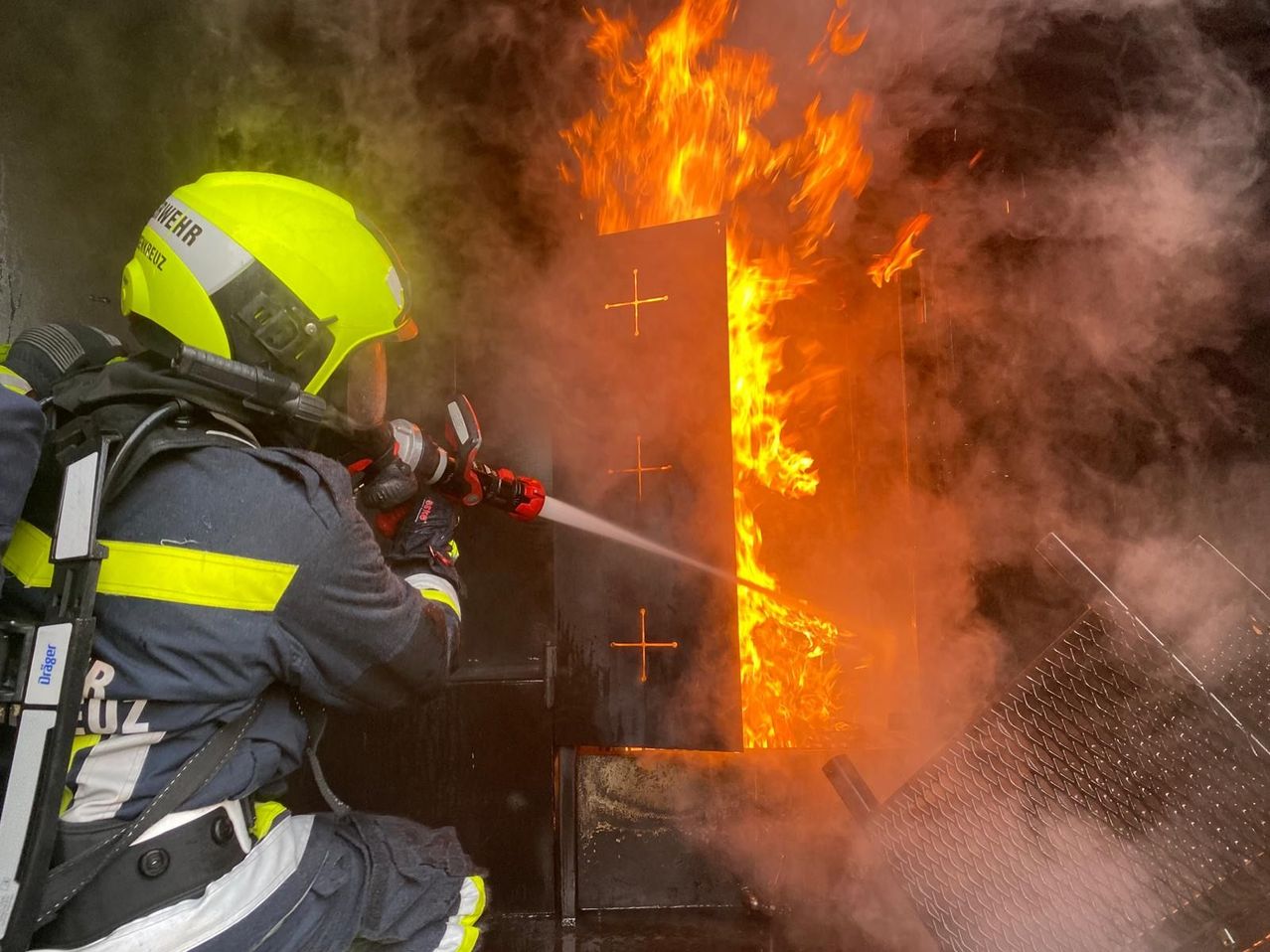 Bild enthält, Extinguishing Fire, Fire, Bonfire, Flame, Helmet