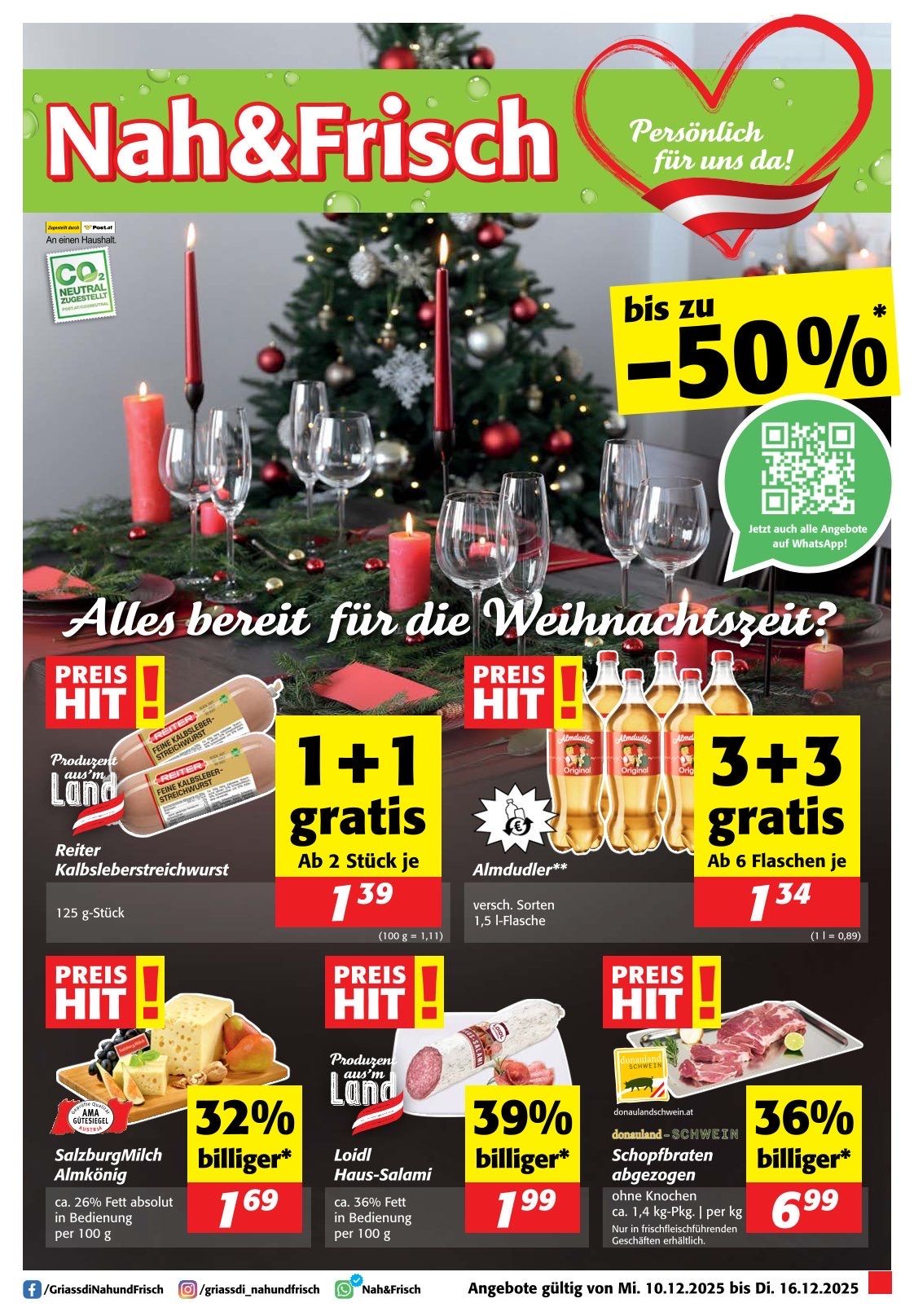 Werbung für einen Weihnachtsverkauf. Ein Tisch mit Gläsern, Kerzen und einem Weihnachtsbaum. Angebote umfassen 1+1 gratis auf Reitter Kalbsleberstreichwurst und 3+3 gratis auf Almdudler Flaschen. CO2-neutrales Zertifikat.